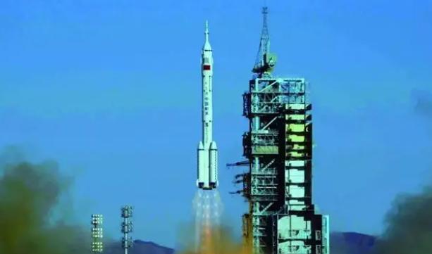 杨利伟进太空听到“敲窗”声,17年后谜底揭开,庆幸捡回一条命