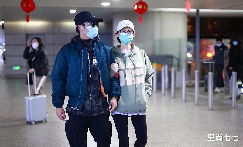 郑恺|苗苗一家三口首次走机场，郑恺发福成大叔她却暴瘦，女儿长相曝光