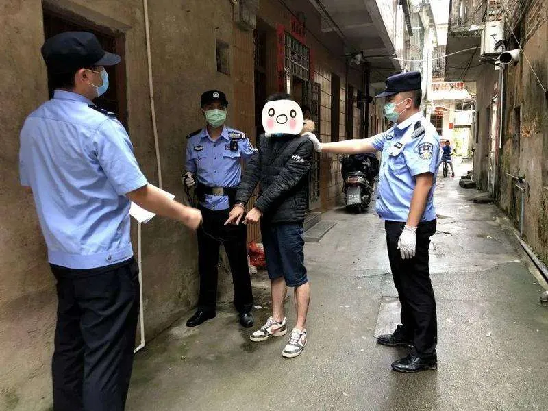 湖南长沙,男子将摩托车停在楼下,上楼去拿身份证,小偷趁机将摩托车骑走
