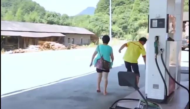 11名群众抓获企图性侵小女孩的男子后,发现男子系B级通缉犯,奖励20万元