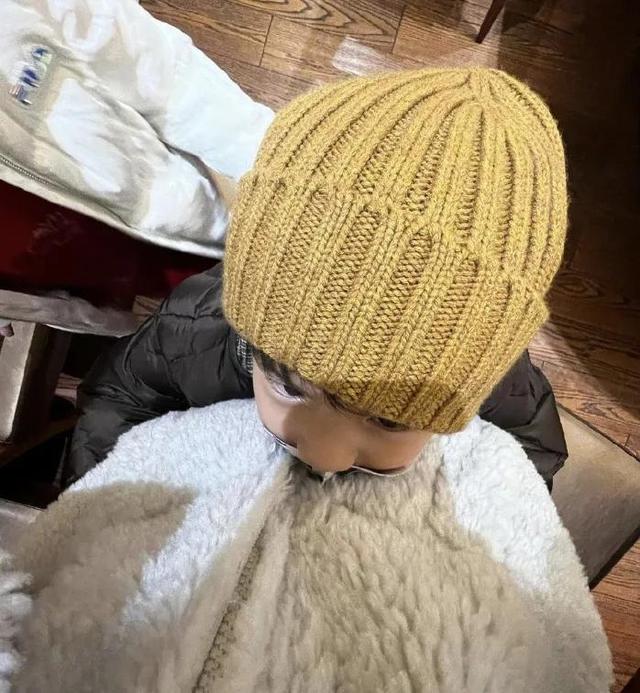 佟丽娅|16岁黄多多太早熟!深V吊带秀事业线 ,黑眼线嘟嘟唇欧美风十足!