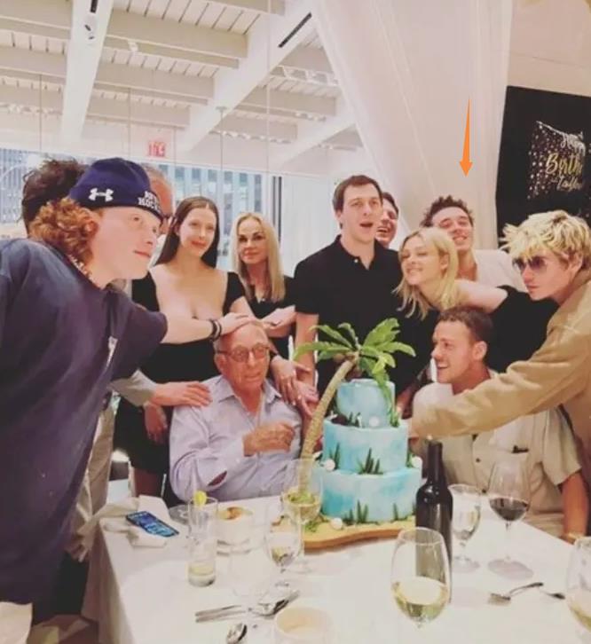 布鲁克林|小贝夫妇被豪门儿媳吐槽？儿子改姓“入赘”女方家，讨好巨富岳父太露骨