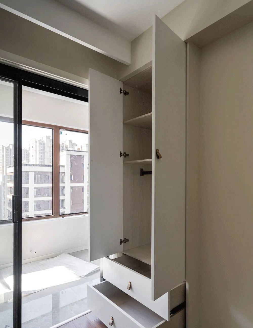 卧室装衣柜,2个太挤1个又不够用?这10cm利用起来,你家也不纠结