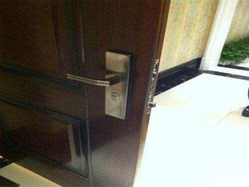 开发商装的“入户门”要不要换？听过来人一说，才知自己大错特错