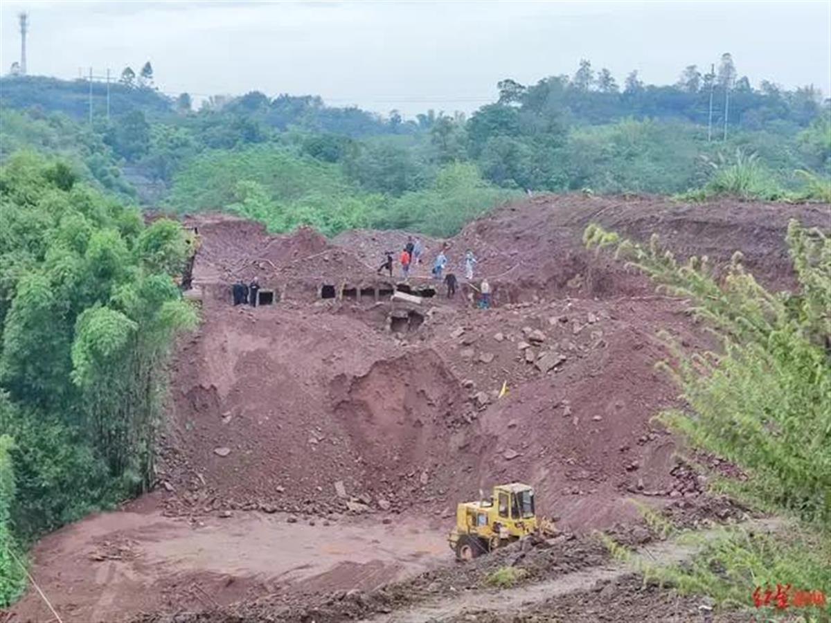 ?四川自贡一工地发现墓穴!
