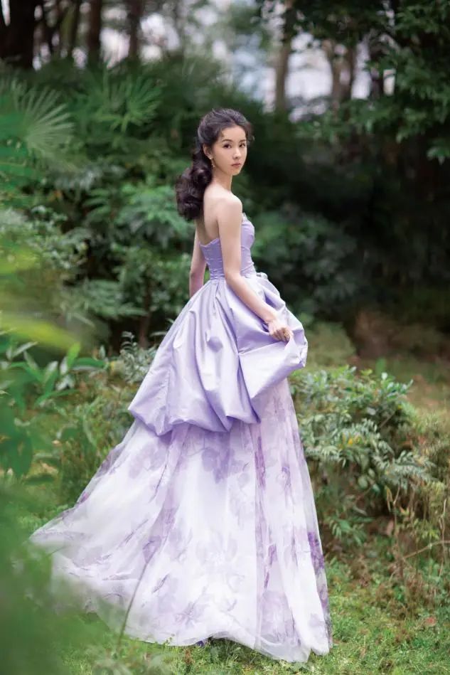 女孩|微卷新造型配粉色上衣，看上去却很显老