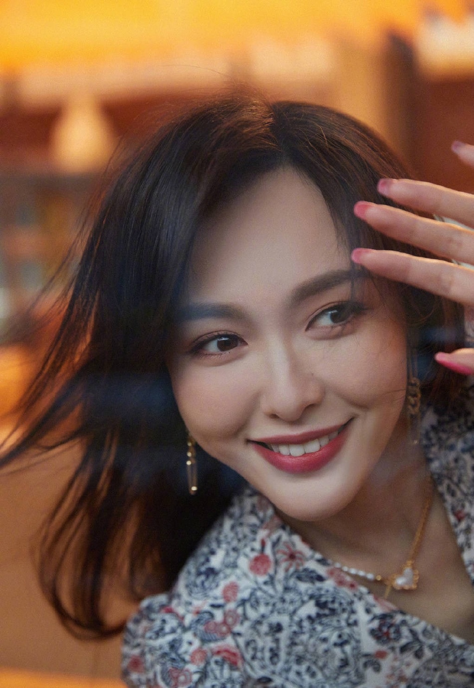 唐嫣|唐嫣穿泡泡袖碎花连衣裙 对镜甜笑温婉大方