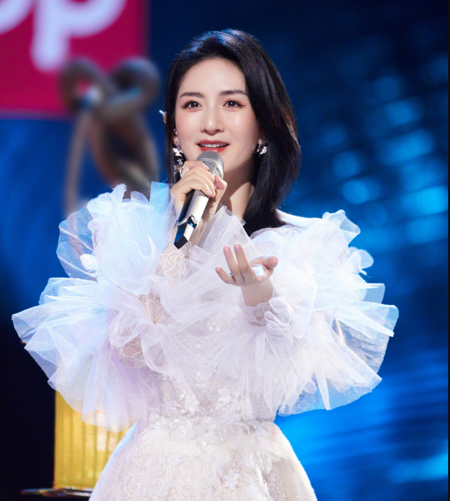 谢娜|谢娜:我虽然每年收入几千万,但现在要养3个娃,房子是真不敢想