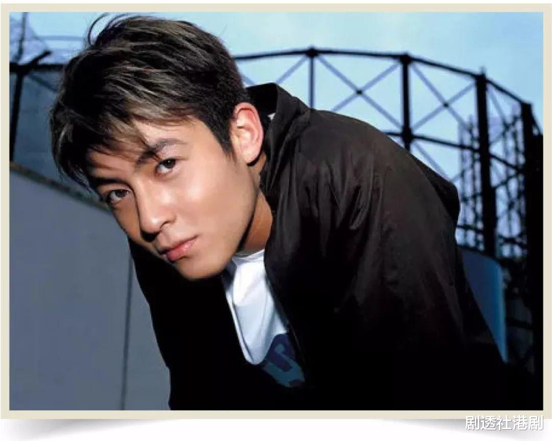 陈冠希|面无表情，41岁陈冠希晒一家三口合照被狠批，网友：太诡异