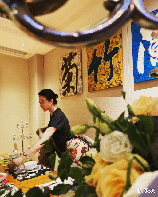 金星|金星忙工作获老公陪伴，汉斯站人群中全程温柔注视，眼里全是老婆