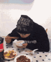 水光针 妹子，你这衣服是不是件残次品呀？你看肩膀处，咋还有两个洞？哈哈哈