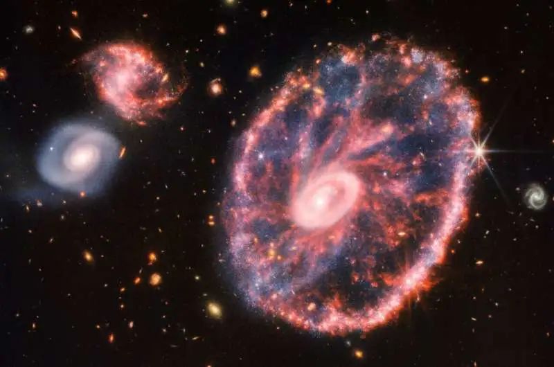 詹姆斯·韦布空间望远镜拍摄下多彩的车轮星系