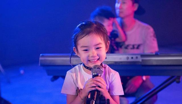 迪丽热巴|戚薇和李承铉一家三口被偶遇,穿着奇装异服太夸张,女儿背影美