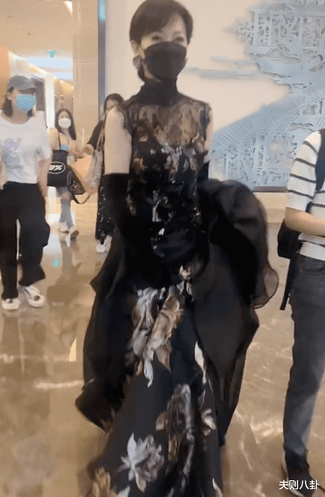 赵雅芝|68岁赵雅芝穿纱裙走红毯！专人打伞裙摆拖地，“有内味了吗？”