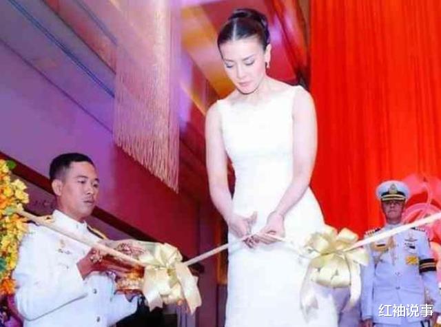 西拉米|51岁西拉米艳压群芳，身穿抹胸礼服接驾，颜值和身材碾压苏提达