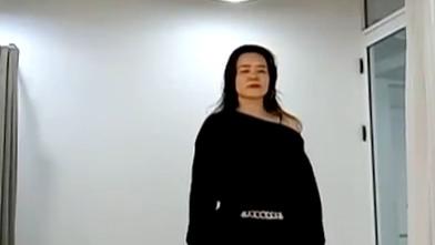 卡戴珊|47岁龚琳娜跳女团舞，身形粗壮腰间赘肉突出，披头散发动作太狂野