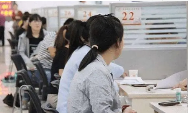 银行|学生毕业求职，因“名字”被银行拒绝录用，网友看后调侃：不委屈