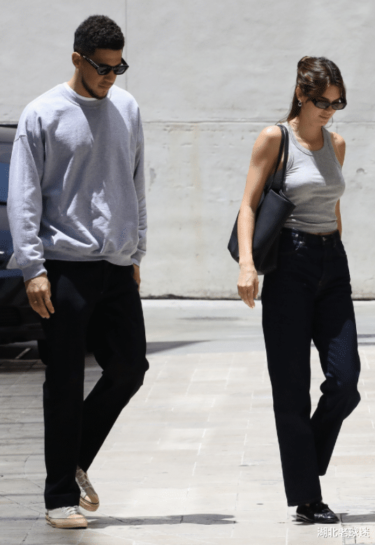 布克的T恤出现在了詹娜身上，两人疑似再次住到一起