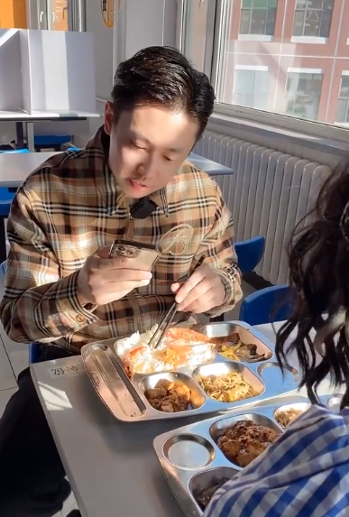 主持人|周小闹:曾是省台主持人,一人演一个学校走红,如何征服千万网友