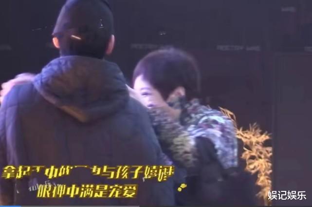 郭碧婷|郭碧婷挺大肚抱娃购物，cora有专人帮拿玩具，小公主超有排面