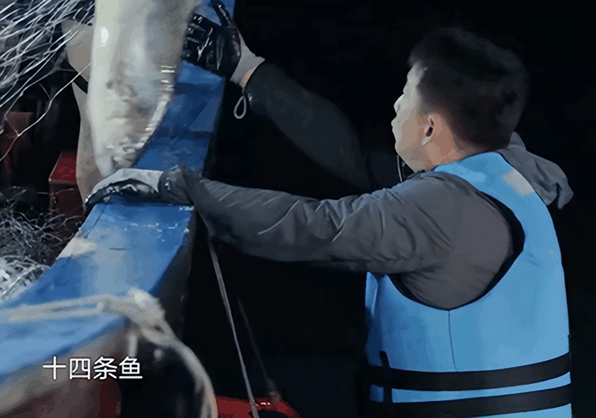 沙溢|《向往的生活》沙溢要哭了,晕船又被鱼打屁股,却被怀疑用道具鱼