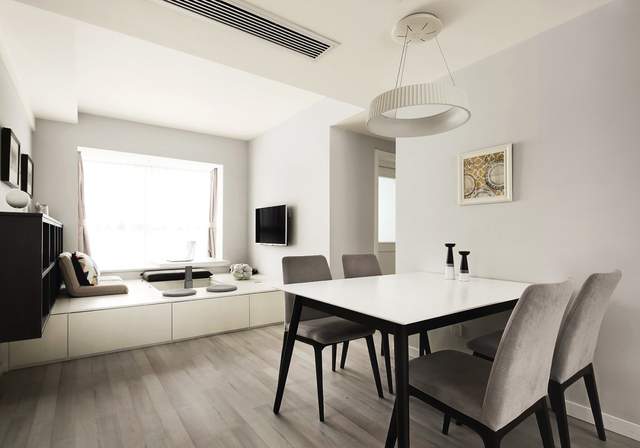 77平北欧风二居室,暖灰色搭配大地色原木地板,温馨十足