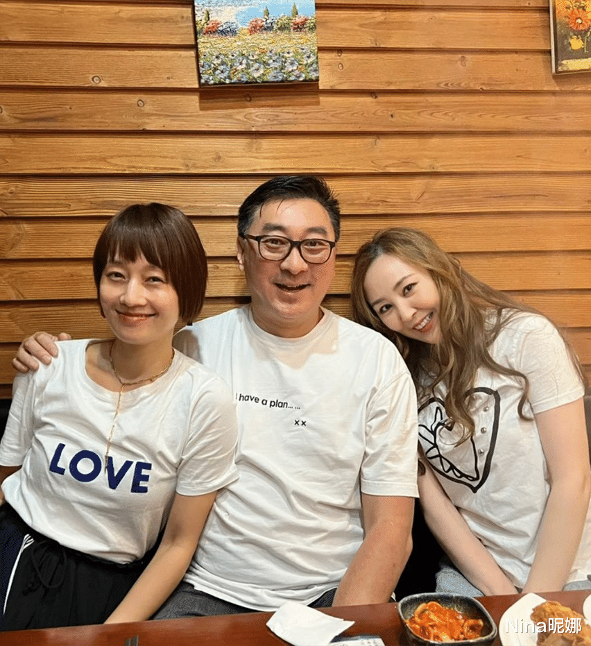 马伊琍|马伊琍同富豪聚会!现场被富豪主动搂肩太腻歪,穿T恤全程开心成眯眯眼