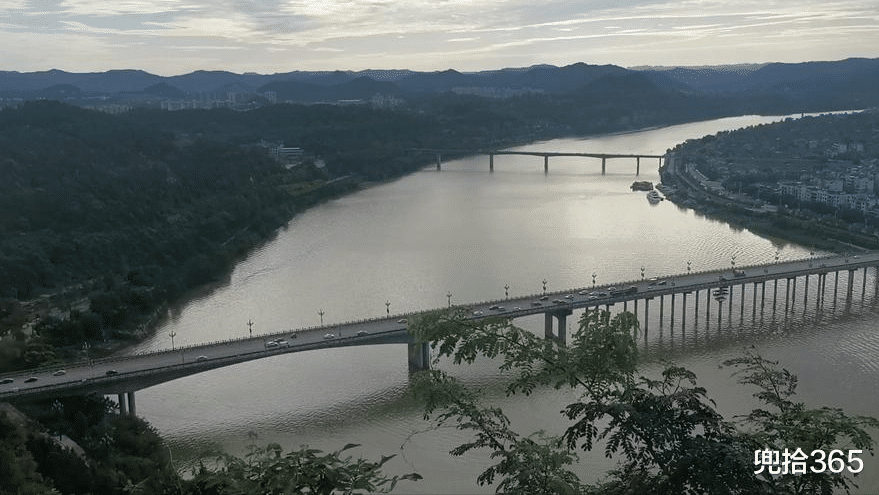 嘉陵江|四川4名男子组团夜钓，意外收获1条四脚鱼，得知身份后赶紧放生