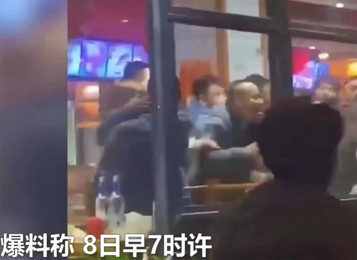 原创男子在餐馆内被围殴,全程抱头不还手,还是被泼了一身火锅汤