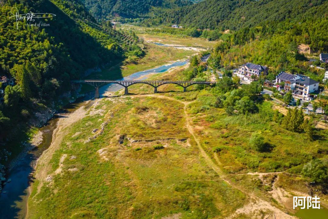 露营|涸水期的太平山村塘坞，适合越野也适合露营，不过想到水边挺不容易