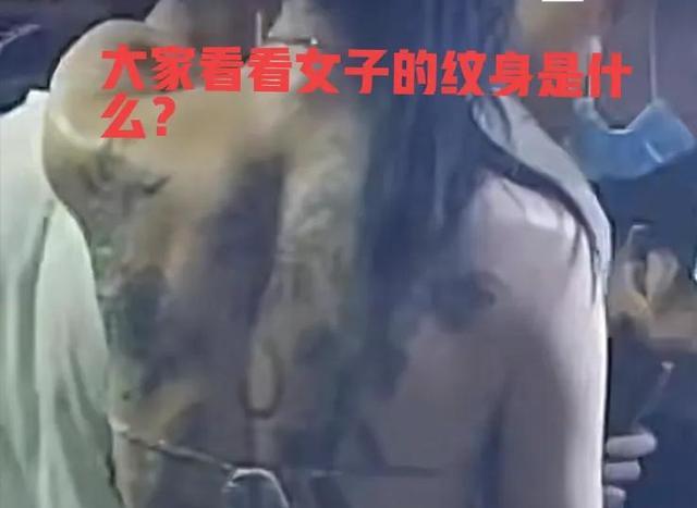 漂亮女子逛夜市,满背纹身惹争议,网友:真羡慕她的男朋友