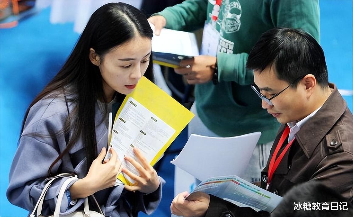芯片|学校招聘老师条件或将提高,师范生有些无奈,在职教师庆幸毕业早