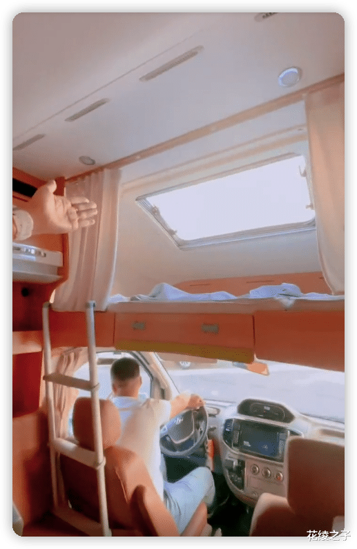 李小萌|前央视主持李小萌去新疆，和女儿坐豪华房车太潇洒，网友感叹有钱