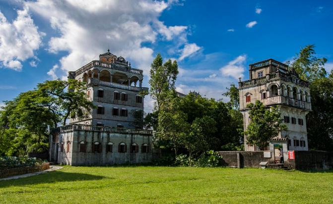 拉萨|充满了外国氛围的2座城市,街道上到处都是西式建筑