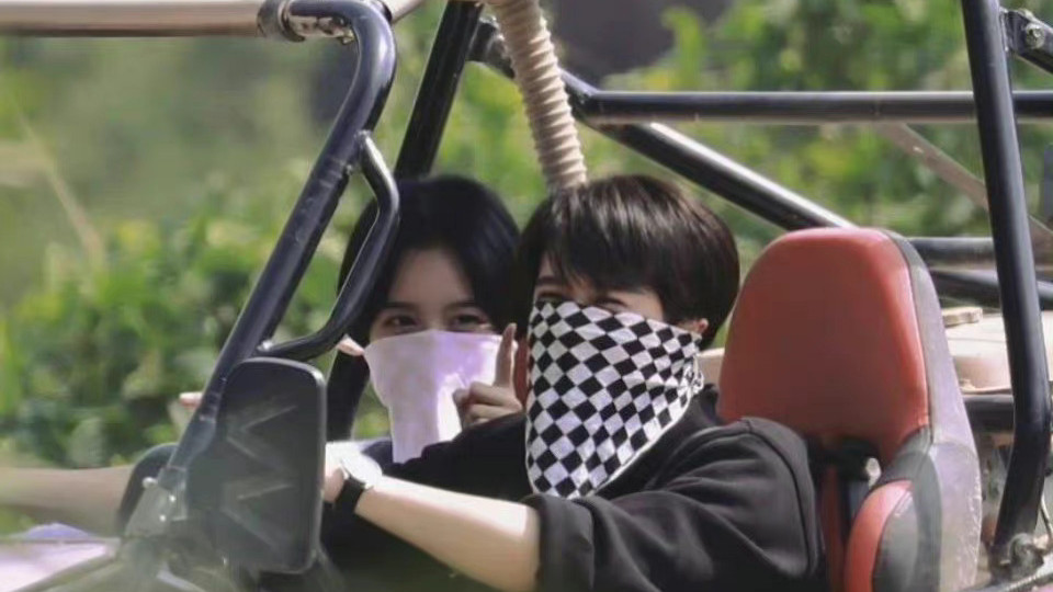 檀健次|檀健次周也《很想很想你》同框赛车路透，两人贴耳讲悄悄话