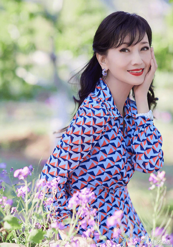 春夏穿搭 赵雅芝很懂怎么显年轻，学小姑娘穿碎花裙拍照，看着真不像67岁了