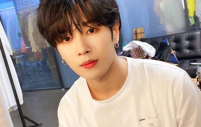 教师|一中学男教师火了,长相极具少年感,因酷似“余淮”惹人注目