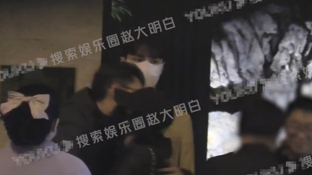 秦岚|靳东秦岚街头不舍告别！两人拥抱热聊感情好，男方被逗得仰头大笑