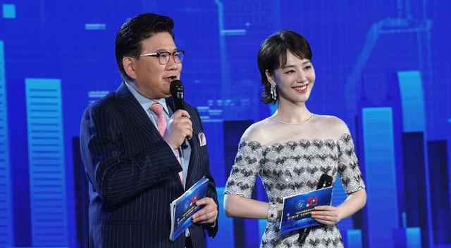 马国明|《向幸福出发》主持人王冠离开央视后,重返上海台搭档门面主持人