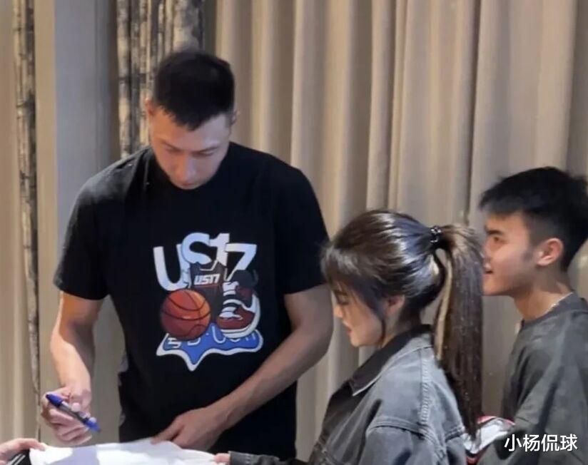 广东男篮|太羡慕！宏远千金+少爷与广东三大头牌合影+获签名，众人全程配合