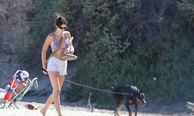 肯达尔·詹娜|詹娜现身利布海滩度假！身着泳衣尽显身材，修长美腿很是吸睛