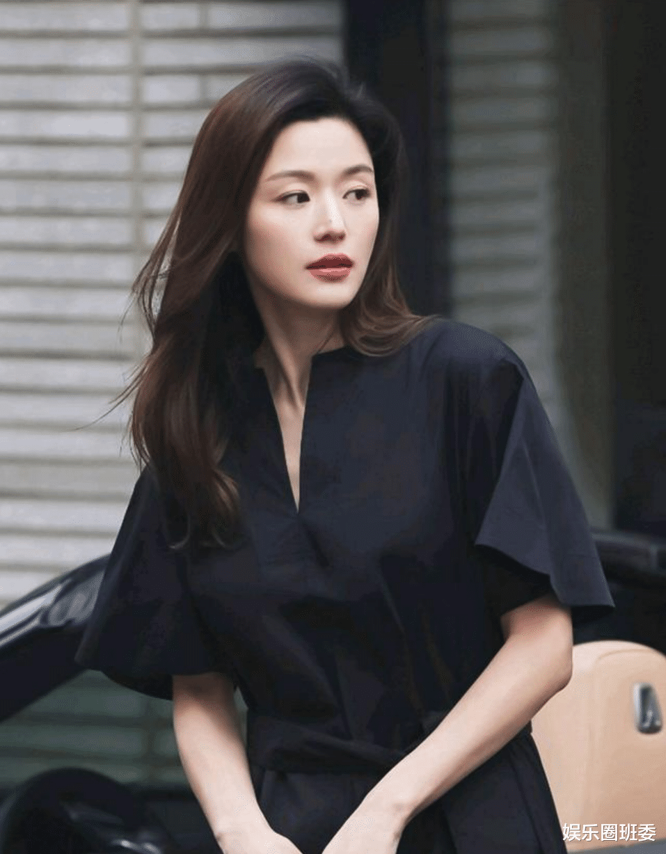 全智贤|全智贤带娃现身韩国富人区，背5万奢侈包，菲佣伺候，帅气儿子手表价格超六位数