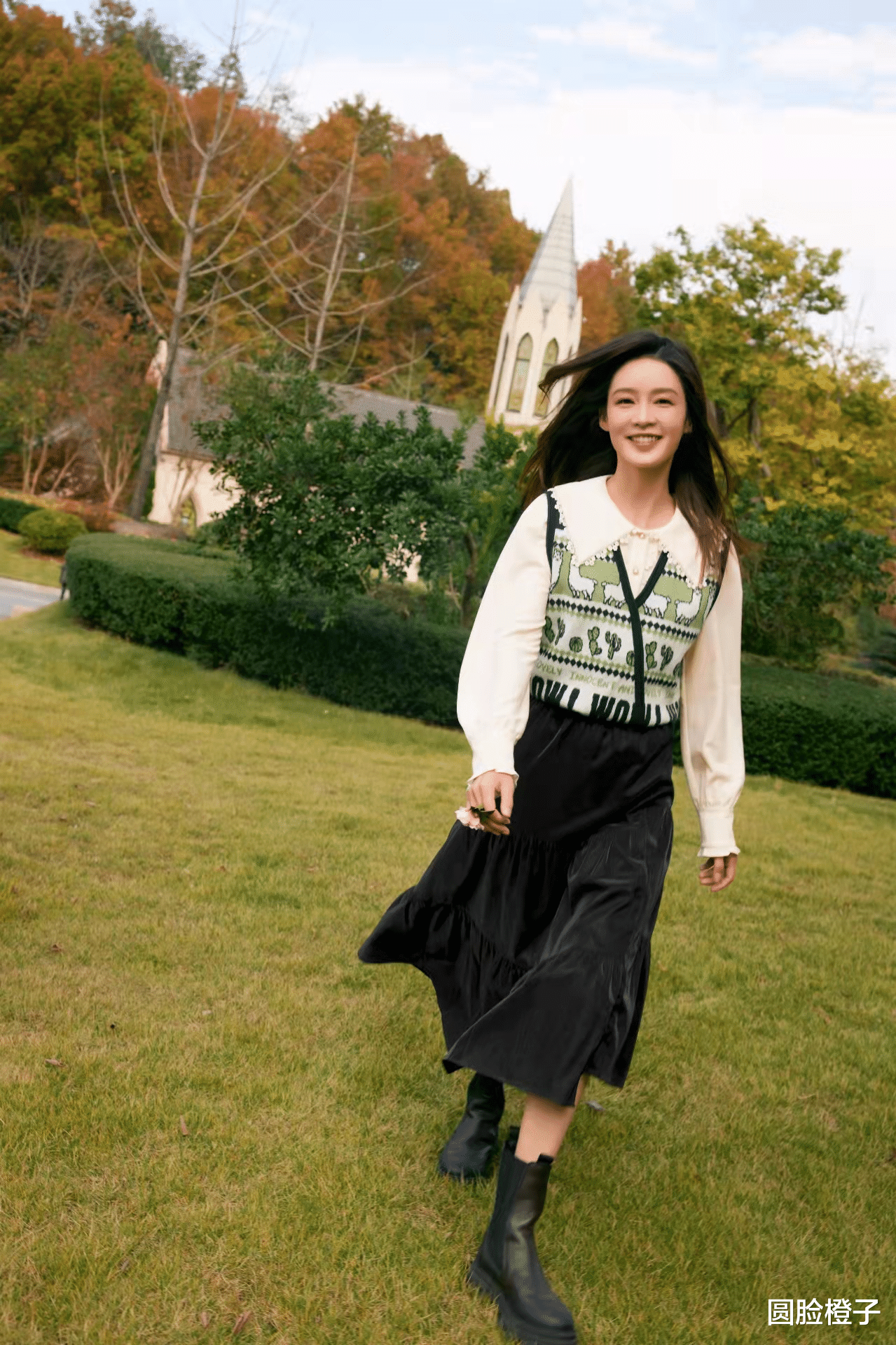 李沁|李沁笑起来是月牙眼！衬衣马甲配长裙，花园中拍照宛如小精灵