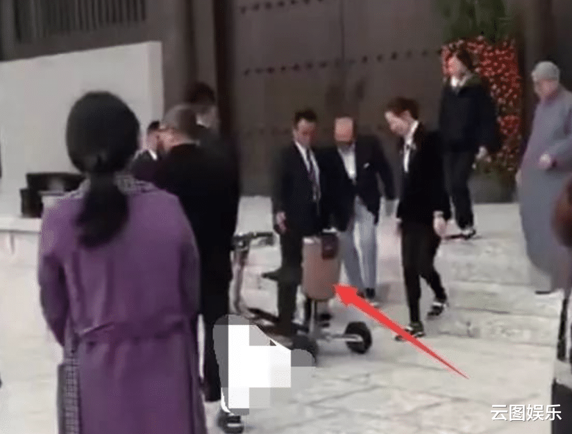 李泽楷|94岁李嘉诚现身寺庙!骑电动车上山被4人保护,次子李泽楷罕同行