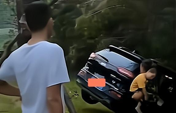 女子跟开车的丈夫吵架,丈夫一怒之下把车开到沟里:妻贤夫祸少!