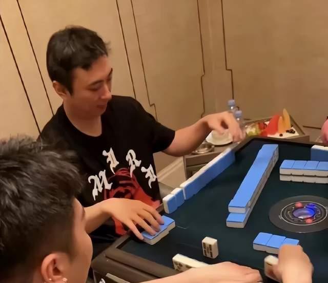 王思聪|王思聪吃烧烤太豪横，算账直接让老板报数，打麻将出手更是大手笔
