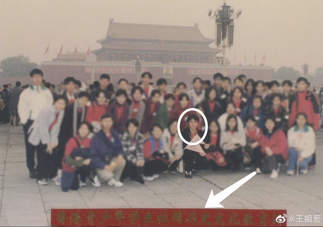 王祖蓝|王祖蓝携全家祝福祖国，俩女儿穿汉服手摇国旗，从小教育孩子爱国