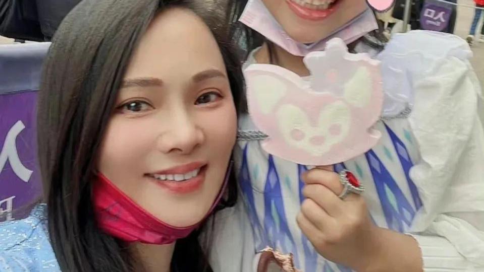 伊能静|伊能静国庆节带女儿游玩迪士尼，小米粒单凭一张照片就知道家教好
