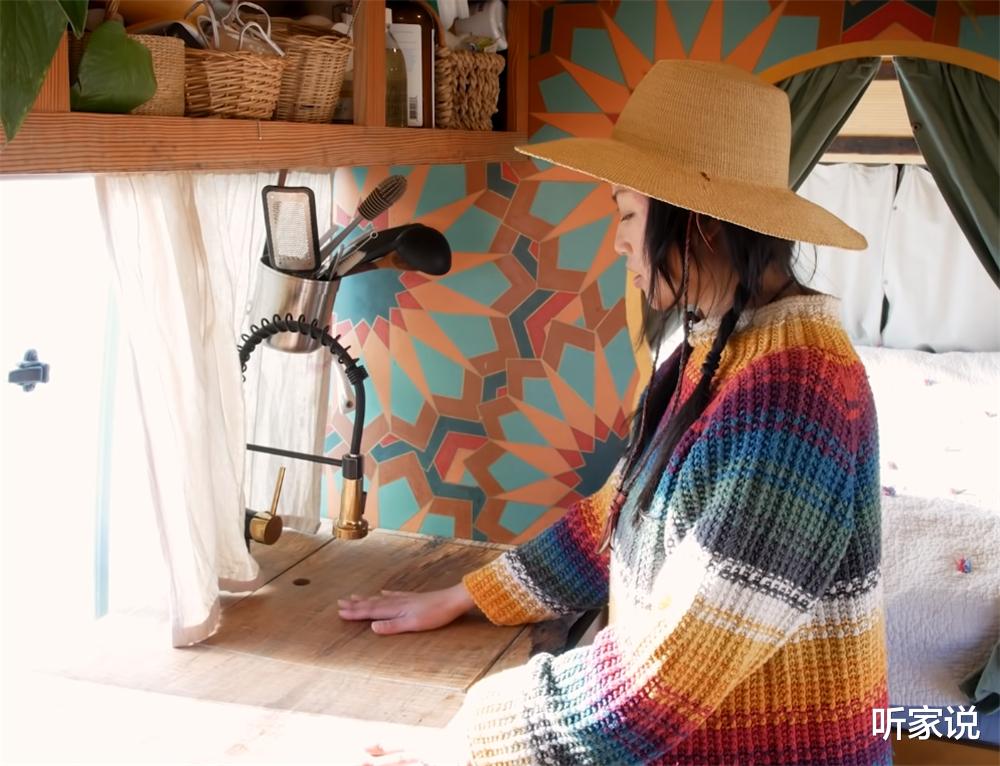 1家4口低价买下1994年旧车,把小巴车变成9㎡蜗居,开始流浪生活