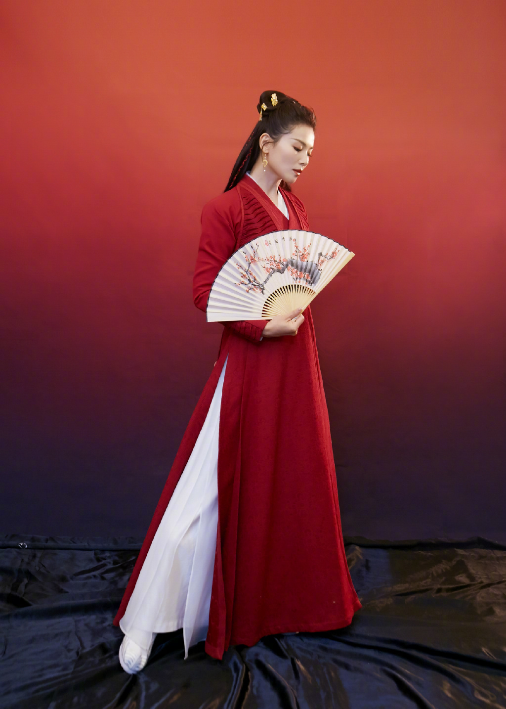 刘涛|刘涛酒红色古装出境，古装造型在气场十足